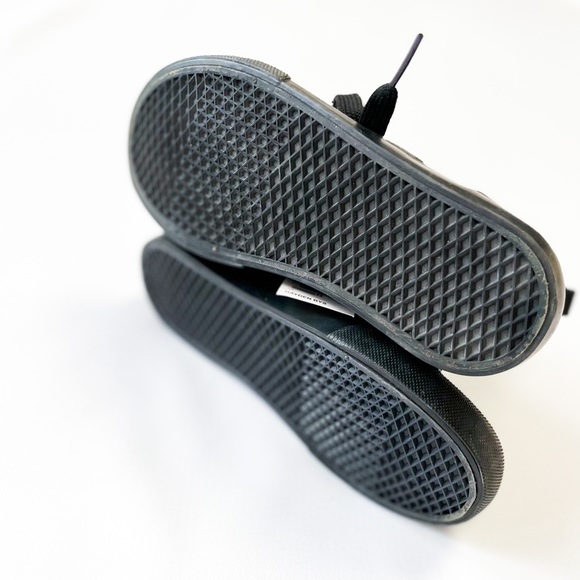 NWT Toddler 11 Black Sneakers - Picture 2 of 6